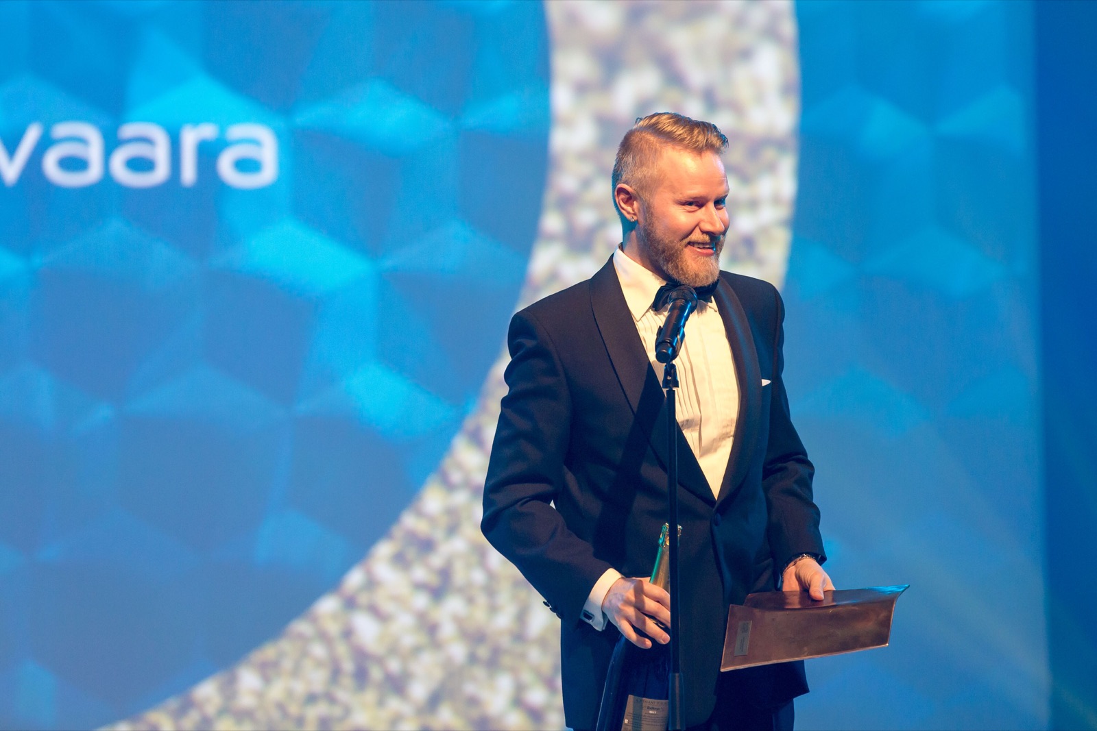 Lauri Salovaara receiving his award at the Evento Awards 2017 gala