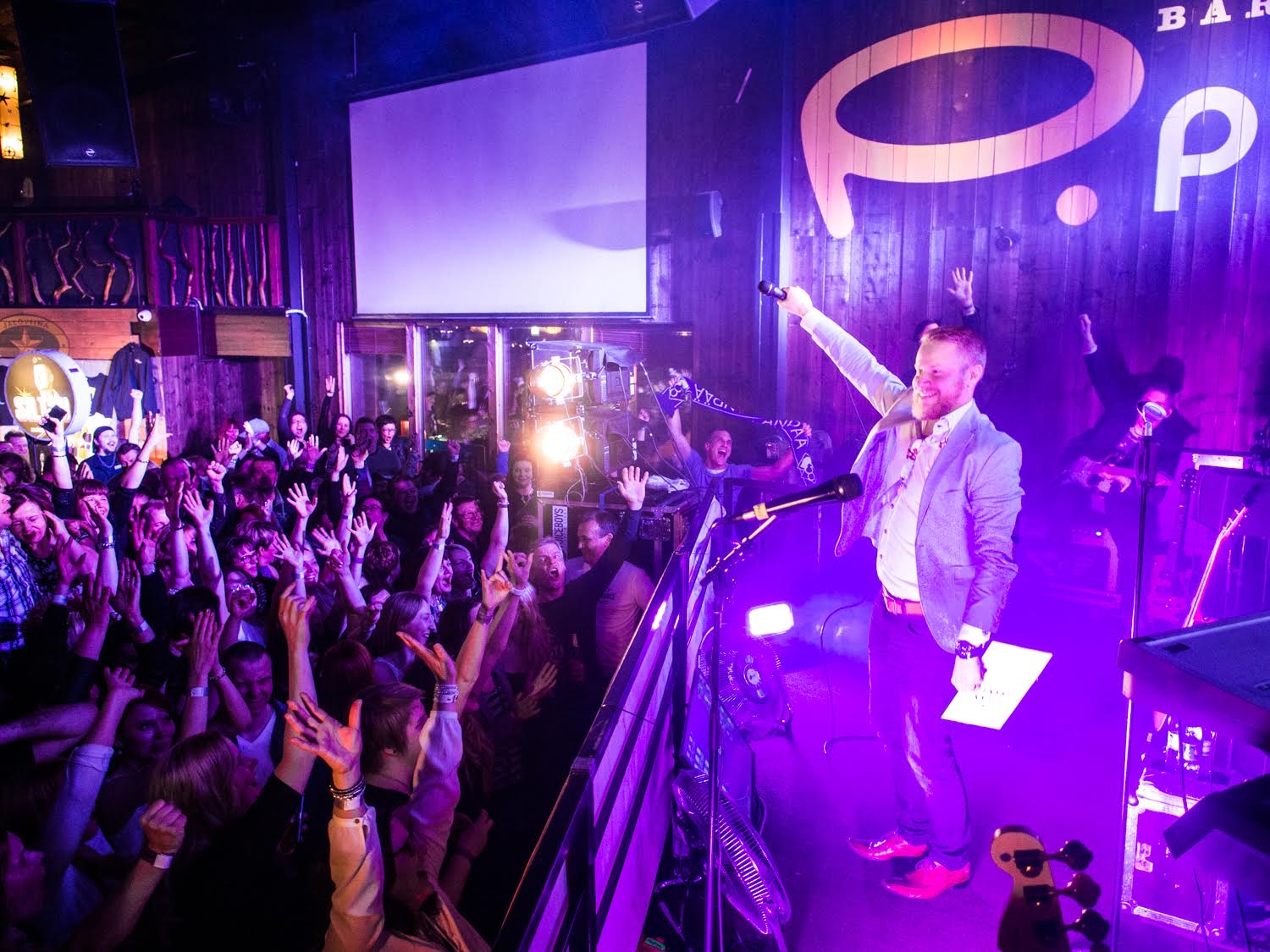 Lauri on stage in front of a packed crowd